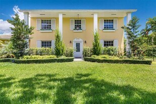 11401 SW 72nd Plz in Pinecrest, FL - Building Photo