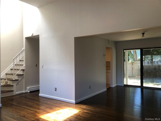 39 B S Norwood Rd in Sands Point, NY - Building Photo - Building Photo