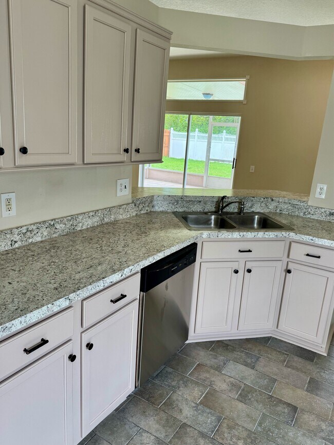 2711 Breakwater Ct in Brandon, FL - Building Photo - Building Photo