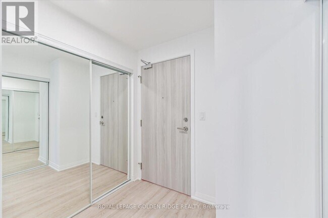 75-375 Canterbury Pl in Toronto, ON - Building Photo - Building Photo