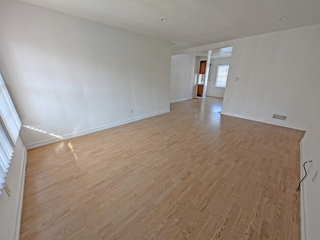 1051 S Wooster St in Los Angeles, CA - Building Photo - Building Photo