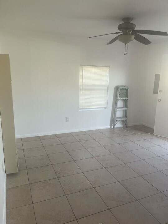 102 W Hall Ave in San Diego, CA - Building Photo