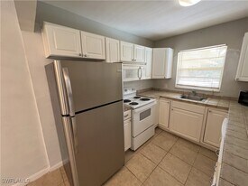 4290 Gulfstream Dr in Naples, FL - Building Photo