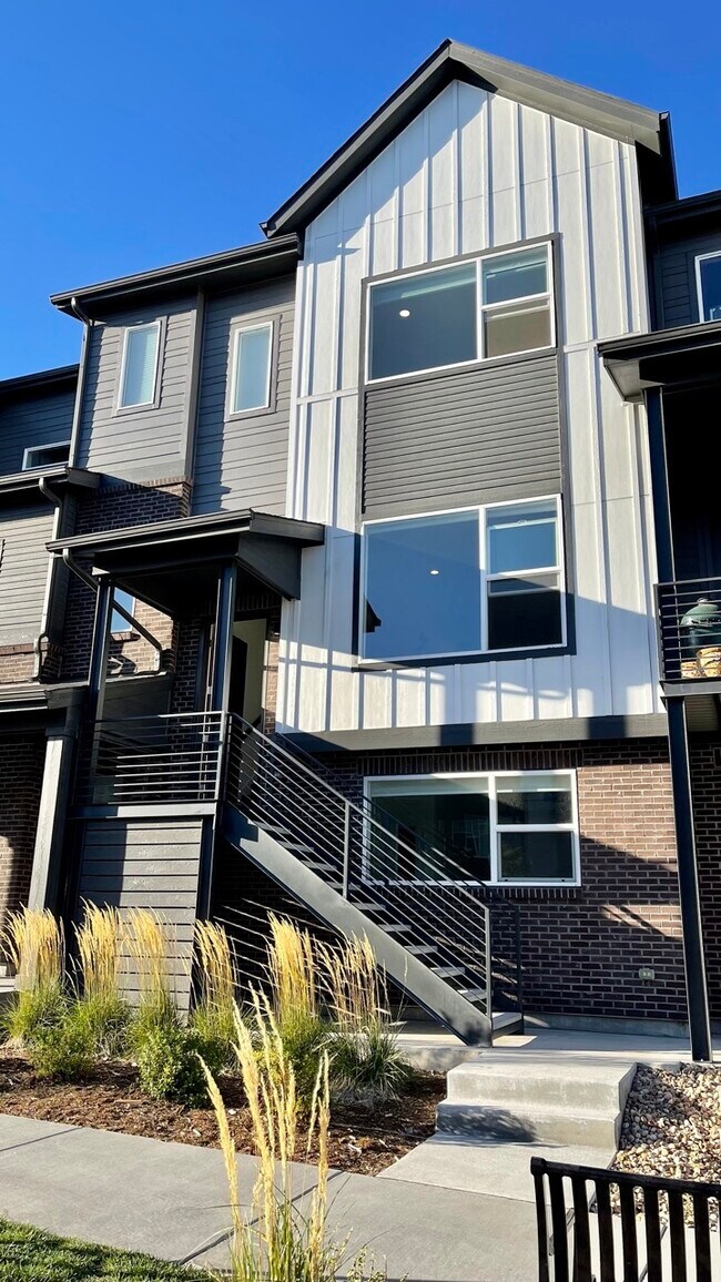 12363 W 51st Ave in Wheat Ridge, CO - Foto de edificio - Building Photo