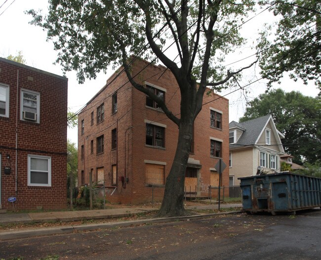 4106 Gault Pl NE in Washington, DC - Foto de edificio - Building Photo
