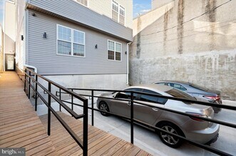 2513 N Howard St, Unit 301 in Philadelphia, PA - Foto de edificio - Building Photo