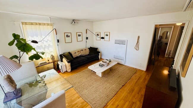 941 Robinson St, Unit 941 half in Los Angeles, CA - Foto de edificio - Building Photo