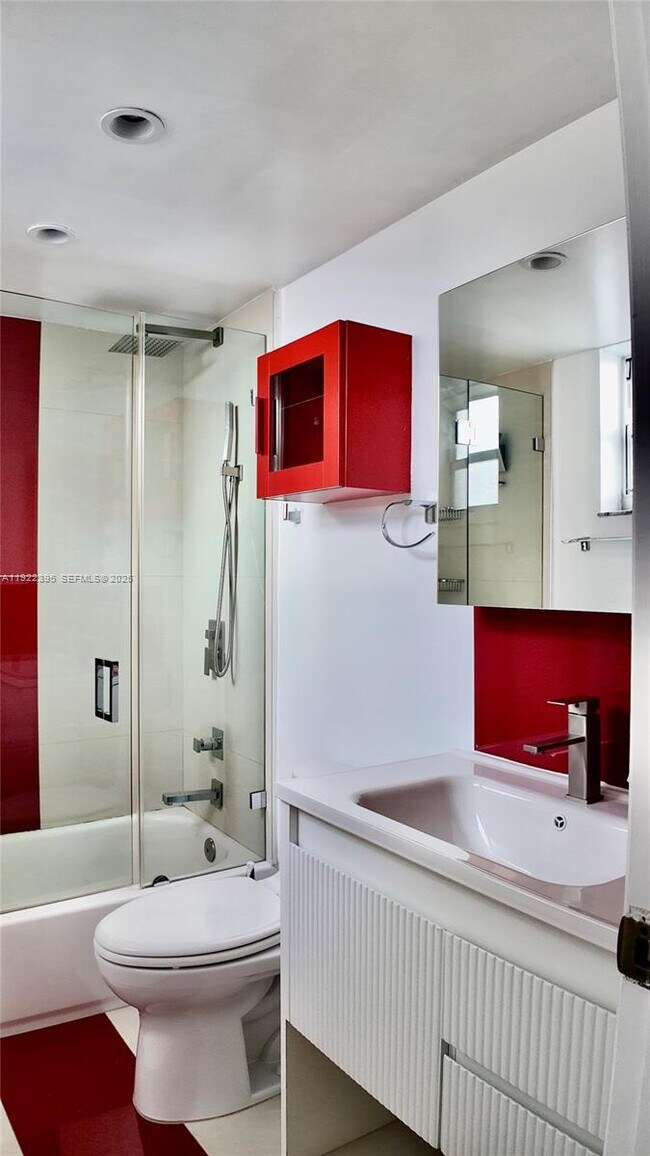 325 NW 72nd Ave in Miami, FL - Foto de edificio - Building Photo