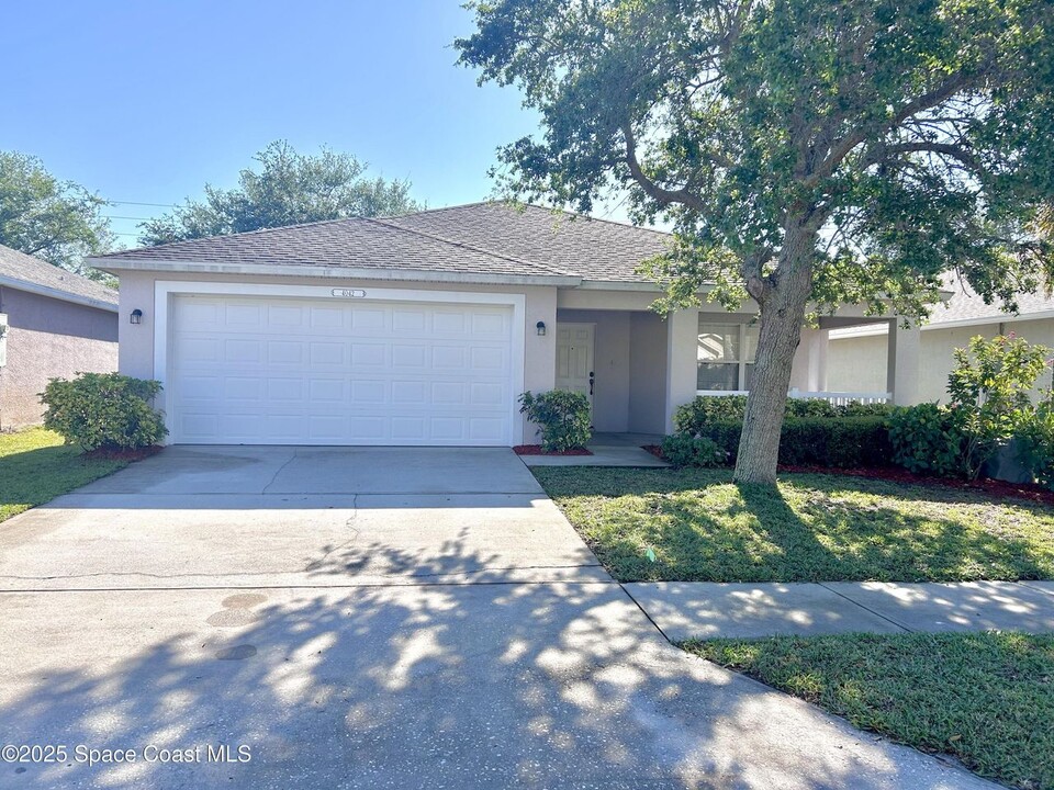 4042 Wilkes Dr in Melbourne, FL - Foto de edificio