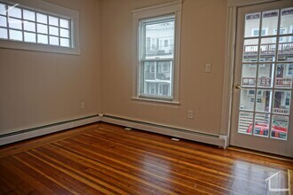 12 Chester St, Unit 1 in Boston, MA - Foto de edificio - Building Photo