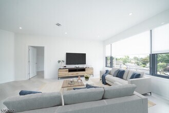 12 River Rd in Fair Lawn, NJ - Building Photo - Building Photo