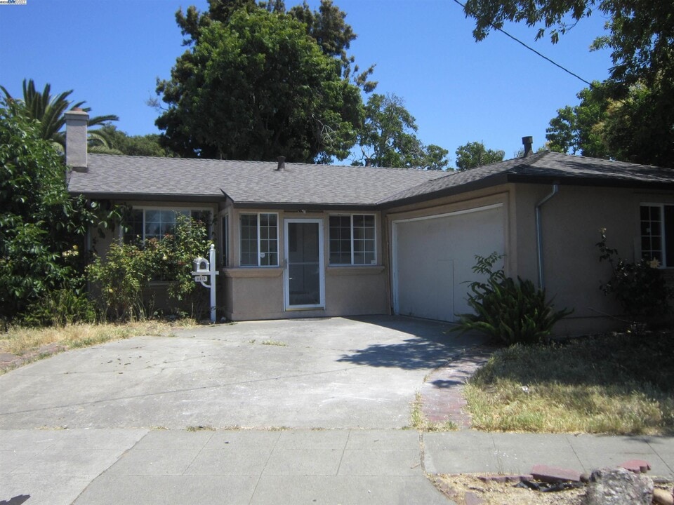 2275 Bennington Ln in Hayward, CA - Building Photo
