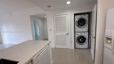 10 Aragon Ave, Unit 713 in Coral Gables, FL - Building Photo - Building Photo