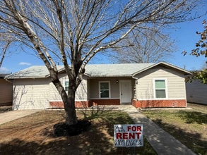 215 Laurelwood Dr in San Antonio, TX - Building Photo - Building Photo