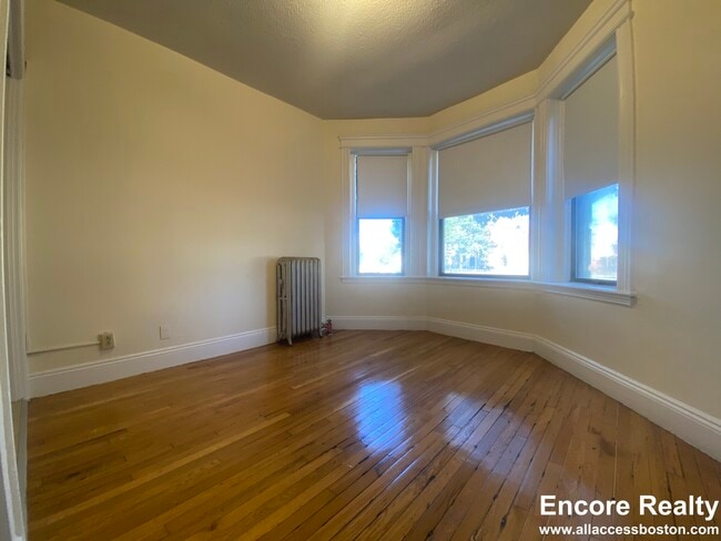 112 Lawton St, Unit 3 in Brookline, MA - Building Photo - Building Photo