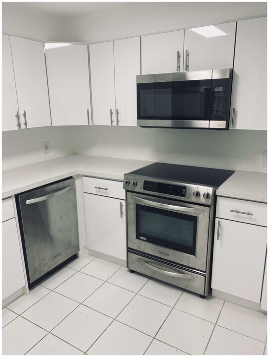 13155 Ixora Ct, Unit 305 in North Miami, FL - Building Photo