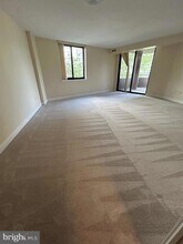 4550 N Park Ave, Unit 203 in Chevy Chase, MD - Foto de edificio - Building Photo