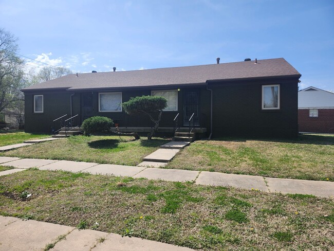 6605 E Cottonwood Ln in Wichita, KS - Foto de edificio - Building Photo