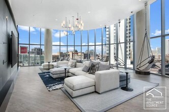 727 W Madison St-Unit -STUDIO in Chicago, IL - Building Photo - Building Photo