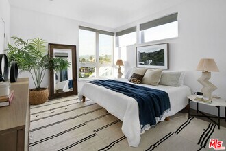 927 Hyperion Ave in Los Angeles, CA - Building Photo - Building Photo