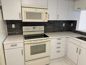 8933 SW 123rd Ct in Miami, FL - Building Photo - Building Photo