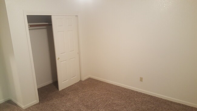 2506 N Walnut Rd in Turlock, CA - Foto de edificio - Building Photo