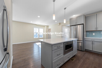 232 Fulton St, Unit T in Medford, MA - Foto de edificio - Building Photo