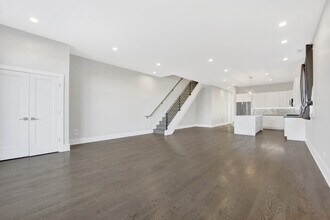 562 W 18th St in Chicago, IL - Building Photo - Building Photo