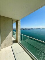 800 Claughton Island Dr in Miami, FL - Building Photo