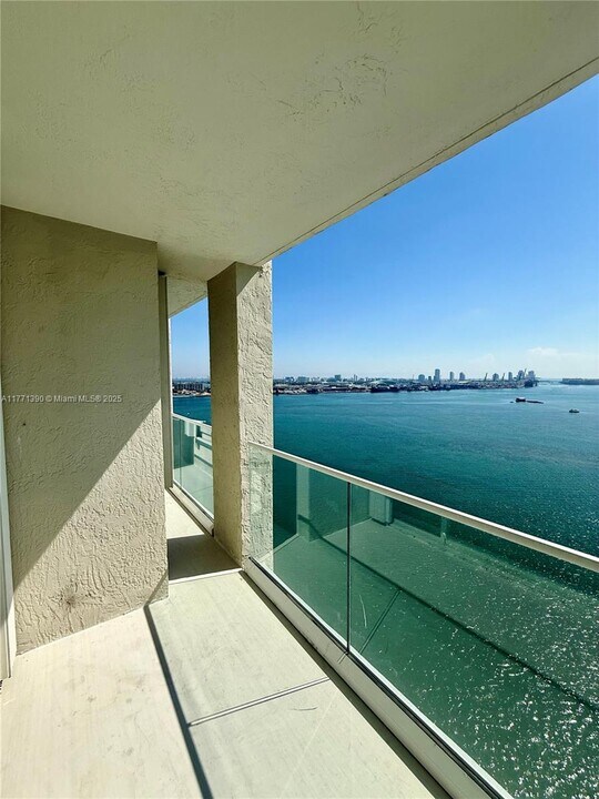 800 Claughton Island Dr in Miami, FL - Building Photo