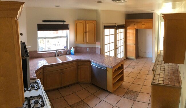 17800 Hartland St in Reseda, CA - Building Photo - Building Photo