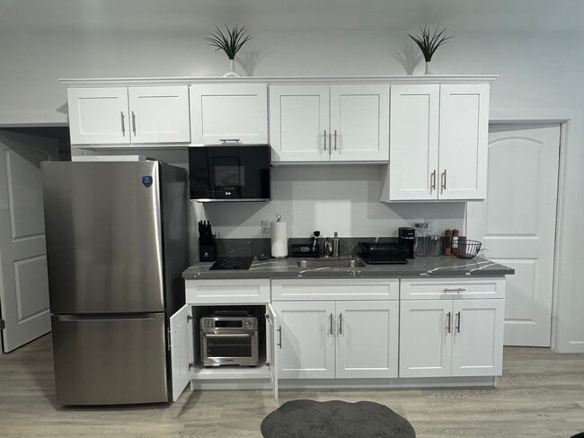 1023 N Gage Ave, Unit Casa Sebastian in Los Angeles, CA - Foto de edificio - Building Photo