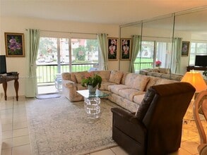 611 S Hollybrook Dr in Pembroke Pines, FL - Building Photo - Building Photo