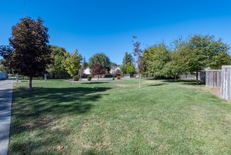 480-490 Posada Way in Chico, CA - Building Photo - Building Photo