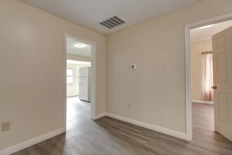 907 Laredo St in Corpus Christi, TX - Foto de edificio - Building Photo