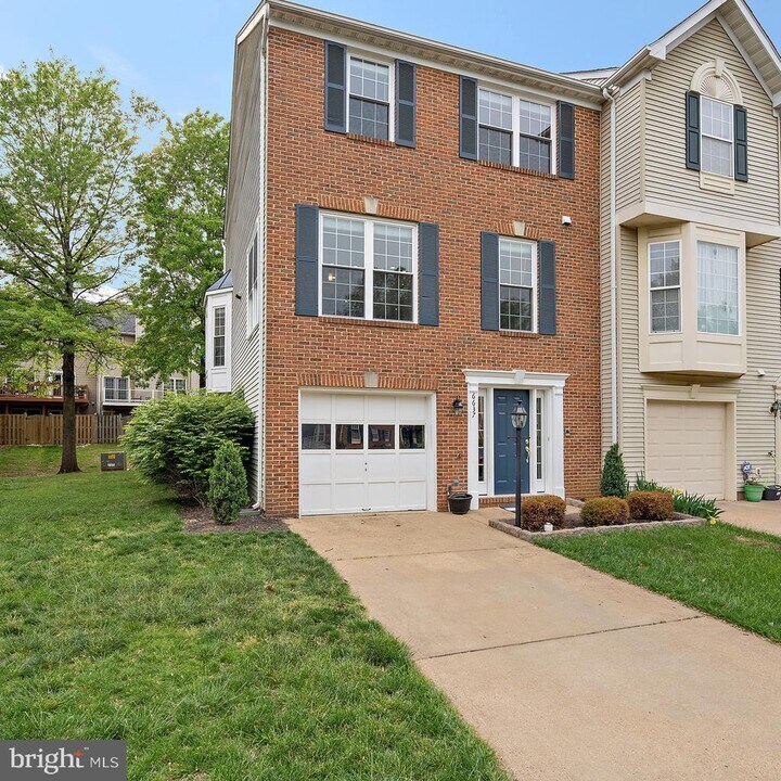 6637 Kelsey Point Cir in Alexandria, VA - Building Photo