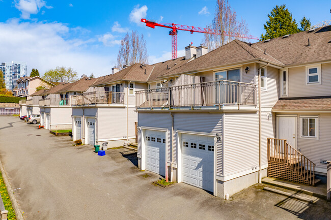 565 Shaw Av in Coquitlam, BC - Building Photo - Building Photo