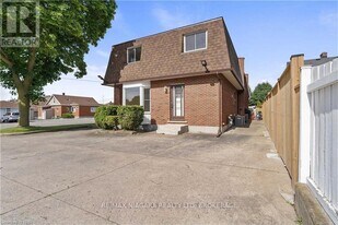 6344 Drummond Rd in Niagara Falls, ON - Building Photo