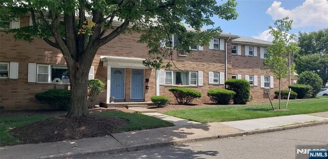 2-31-31 Virginia Dr in Fair Lawn, NJ - Foto de edificio - Building Photo