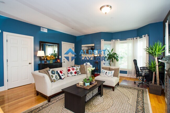 111 Pleasant St, Unit 2 in Boston, MA - Building Photo - Building Photo