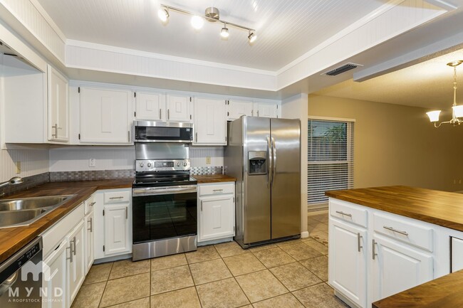 14701 Laurel Lake Ln in Lutz, FL - Building Photo - Building Photo