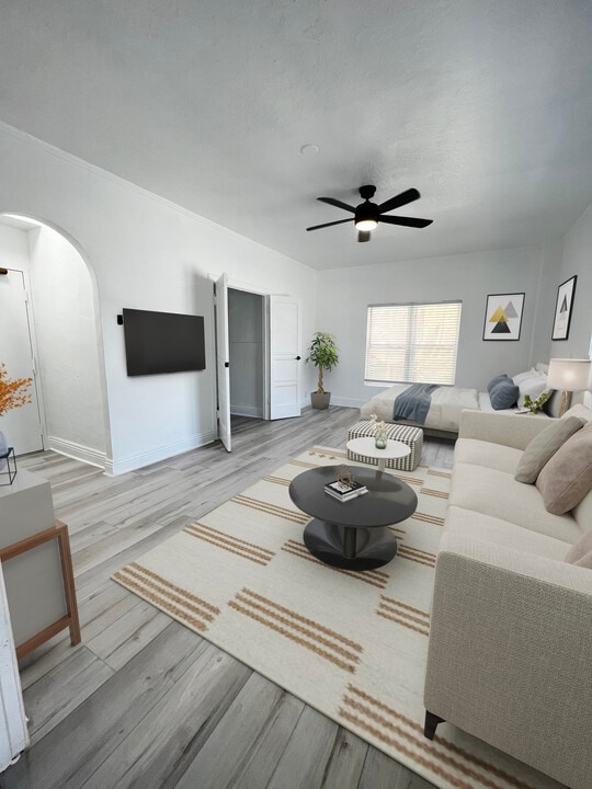 511 Serrano Ave in Los Angeles, CA - Building Photo