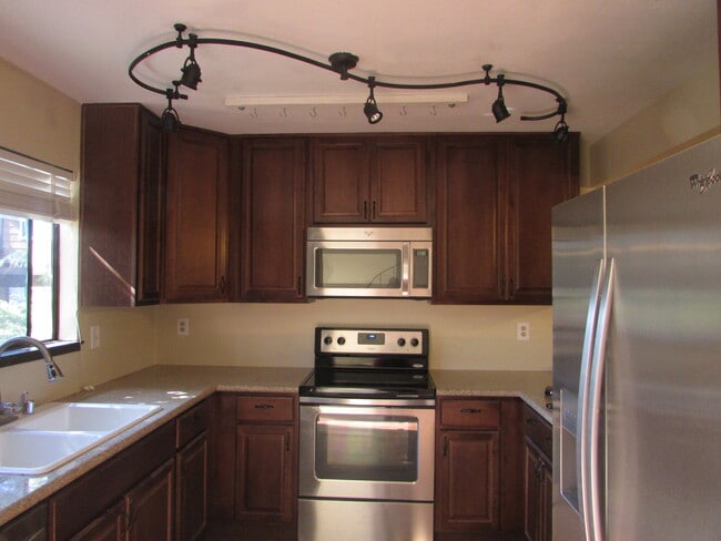 1460 Parkway Dr in Rohnert Park, CA - Building Photo - Building Photo