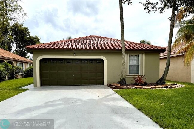 711 NW 182nd Way in Pembroke Pines, FL - Foto de edificio - Building Photo