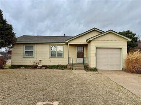 711 N Broadway Ave in Hydro, OK - Building Photo