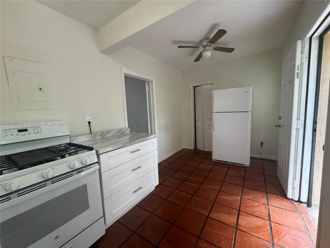 1421 SW 37th Ave in Miami, FL - Building Photo - Building Photo