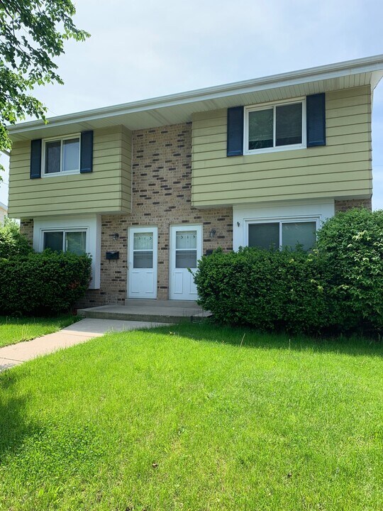 313 Darlene Dr in Waukesha, WI - Building Photo