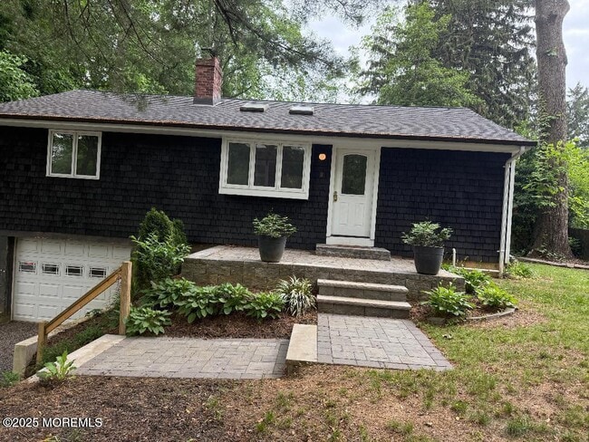 338 Navesink River Rd in Red Bank, NJ - Building Photo - Building Photo