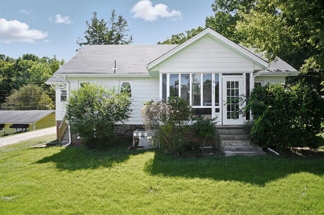 property at 913 E Harden St
