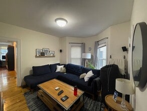 23 Hall St, Unit 1 in Somerville, MA - Foto de edificio - Building Photo